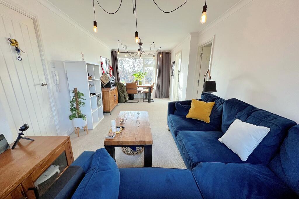 2 bedroom flat for sale in Plantation Road, Amersham, HP6