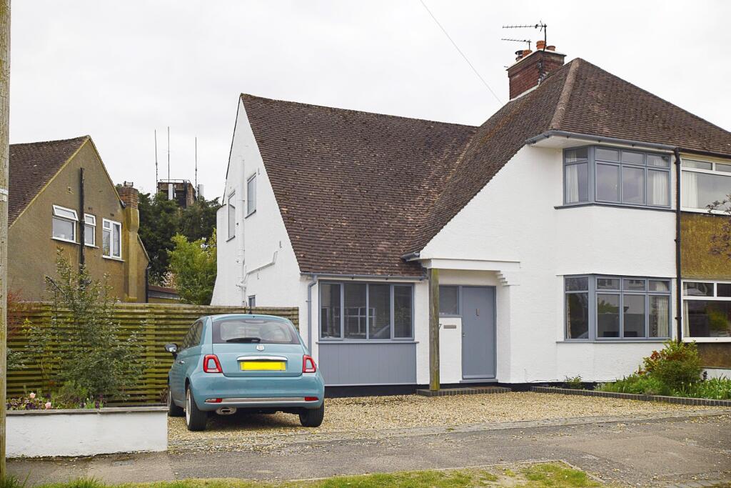 3 bedroom semidetached house for sale in Highfield Close, Amersham, HP6