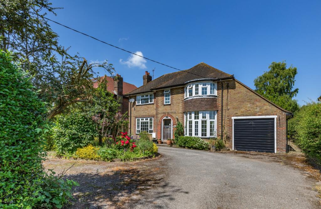 4 bedroom detached house for sale in Stanley Hill Avenue, Amersham, HP7