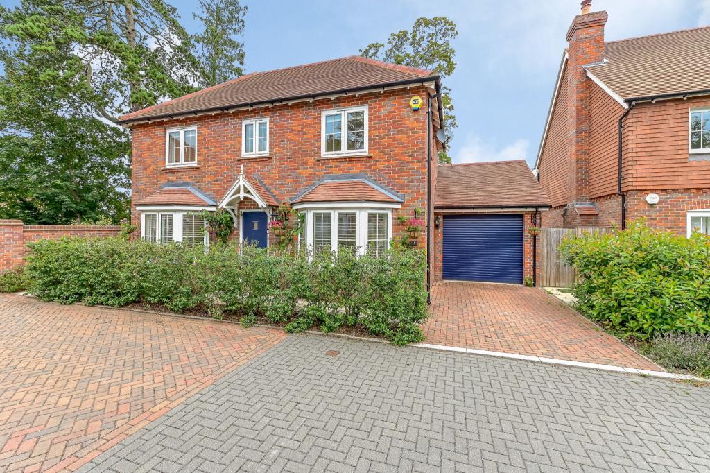 3 bedroom detached house for sale in Abrahams Close, Amersham, HP7