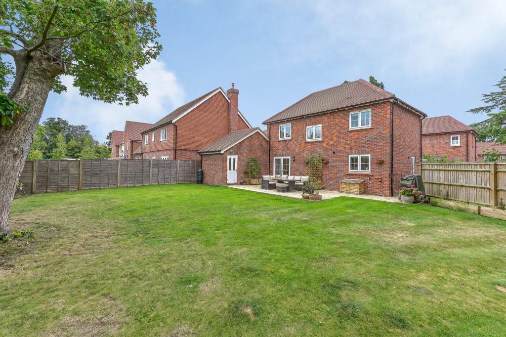 3 bedroom detached house for sale in Abrahams Close, Amersham, HP7