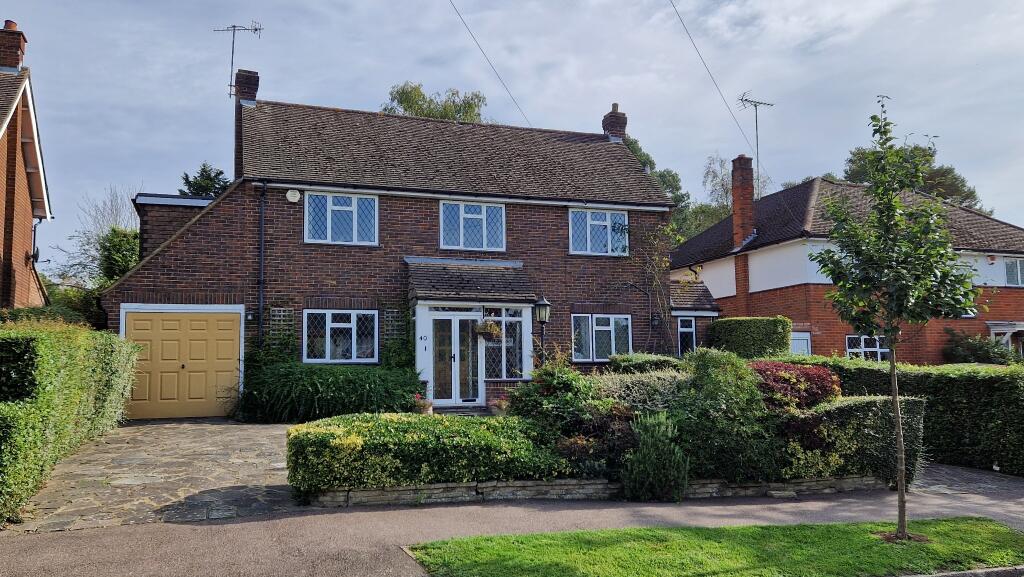 4 bedroom detached house for sale in Farm Way, Northwood, HA6