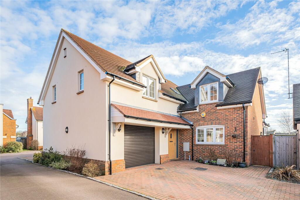4 bedroom detached house for sale in Fishers Field, Maulden