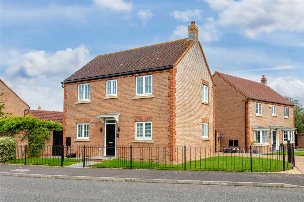 3 bedroom detached house for sale in Longmeadow Drive, Wilstead