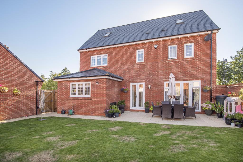 5 bedroom detached house for sale in Walnut Walk, Silsoe, Bedfordshire