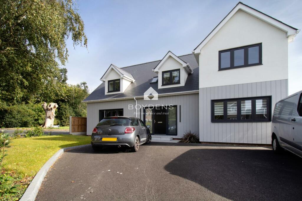 4 bedroom detached house for sale in Poets Corner, Colchester, CO3