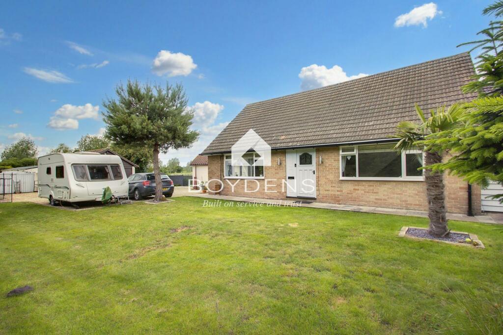 3 bedroom detached bungalow for sale in Coggeshall road, Braintree, CM77
