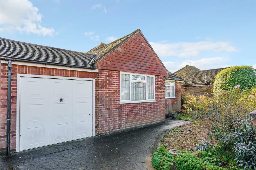 2 bedroom detached bungalow for sale in Kelvedon Way, Caversham