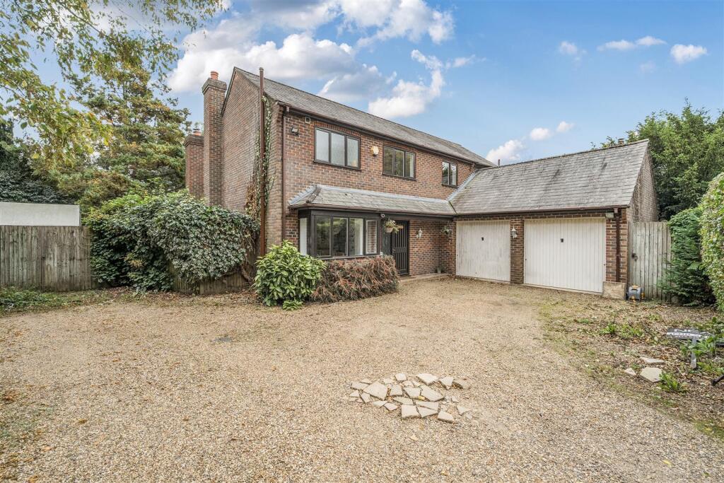 Main image of property: The Hamlet, Gallowstree Common, Reading
