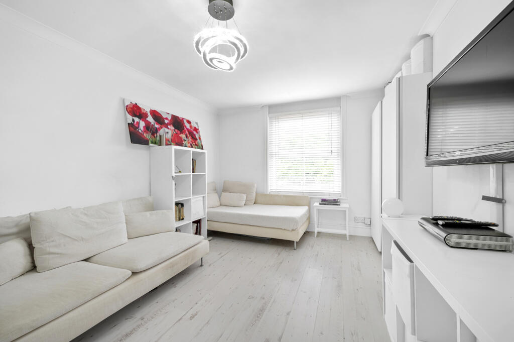 Studio apartment for sale in Hook Road, Surbiton, KT6