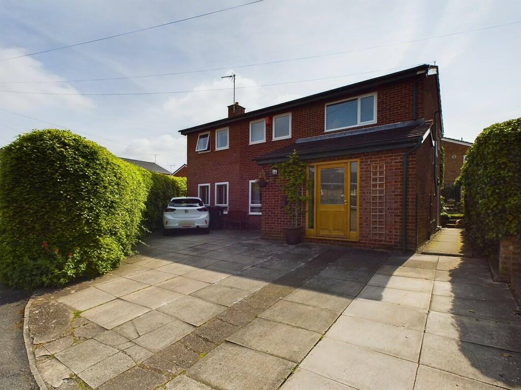 5 bedroom detached house for sale in Bodwyn Crescent, Gresford, LL12