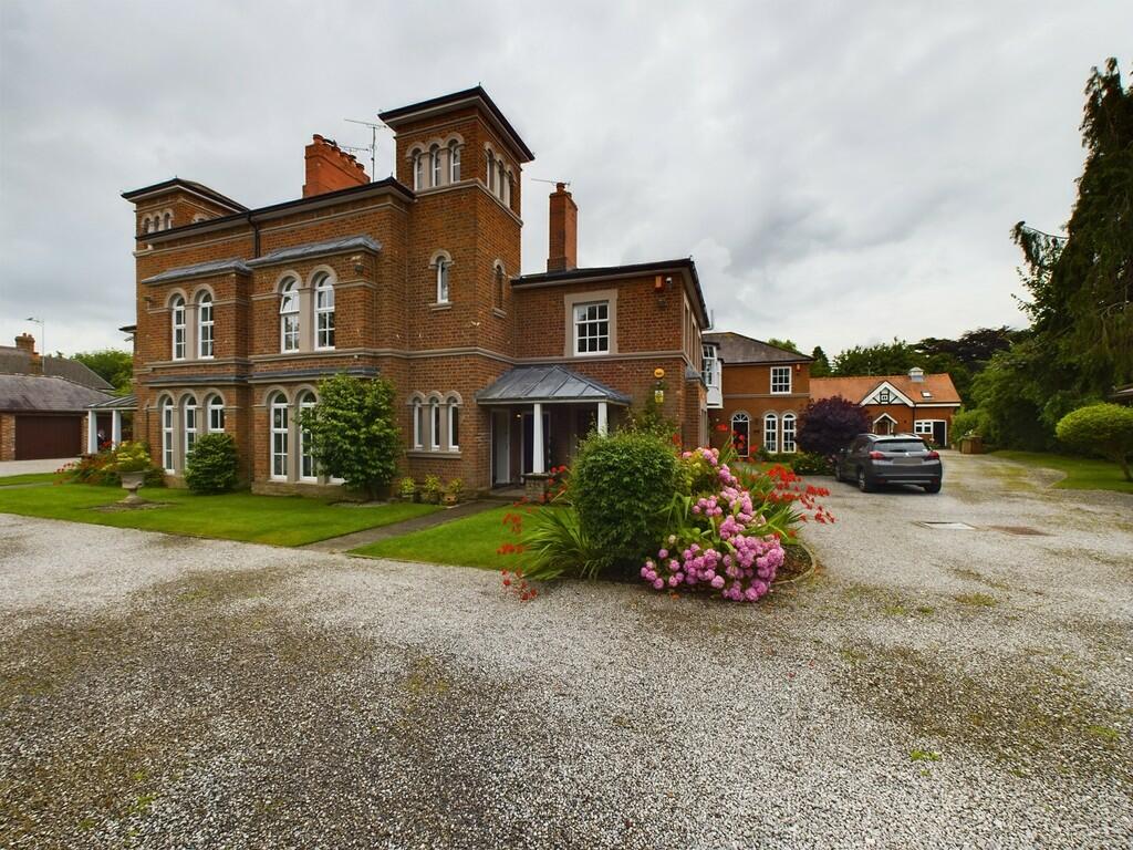 2 bedroom apartment for sale in Chestnut Grange, 911 Curzon Park South