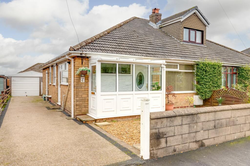 2 bedroom semidetached bungalow for sale in Douglas Avenue, Upholland, WN8