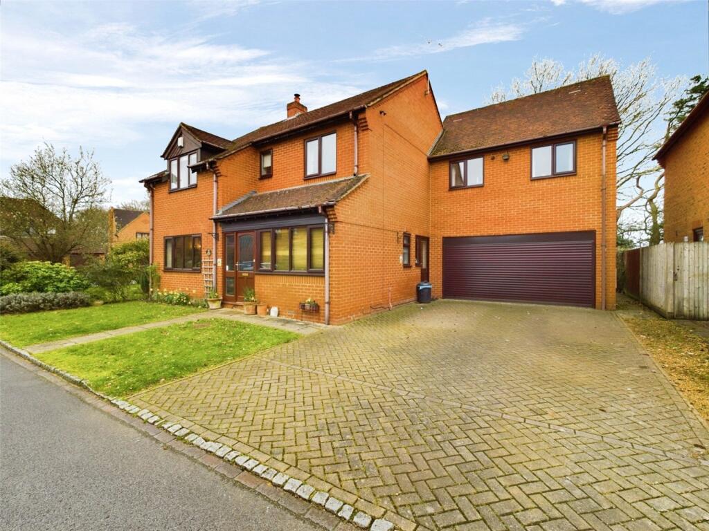 5 bedroom detached house for sale in The Hawthorns, Charvil, Reading