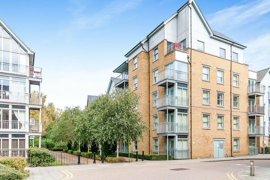 3 bedroom flat for rent in Bingley Court, Canterbury, Kent, CT1