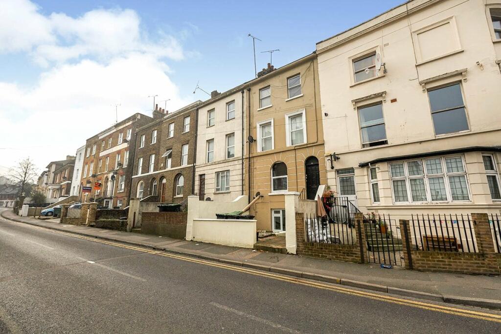 1 bedroom flat for rent in 71 Parrock Street, Gravesend, Kent, DA12