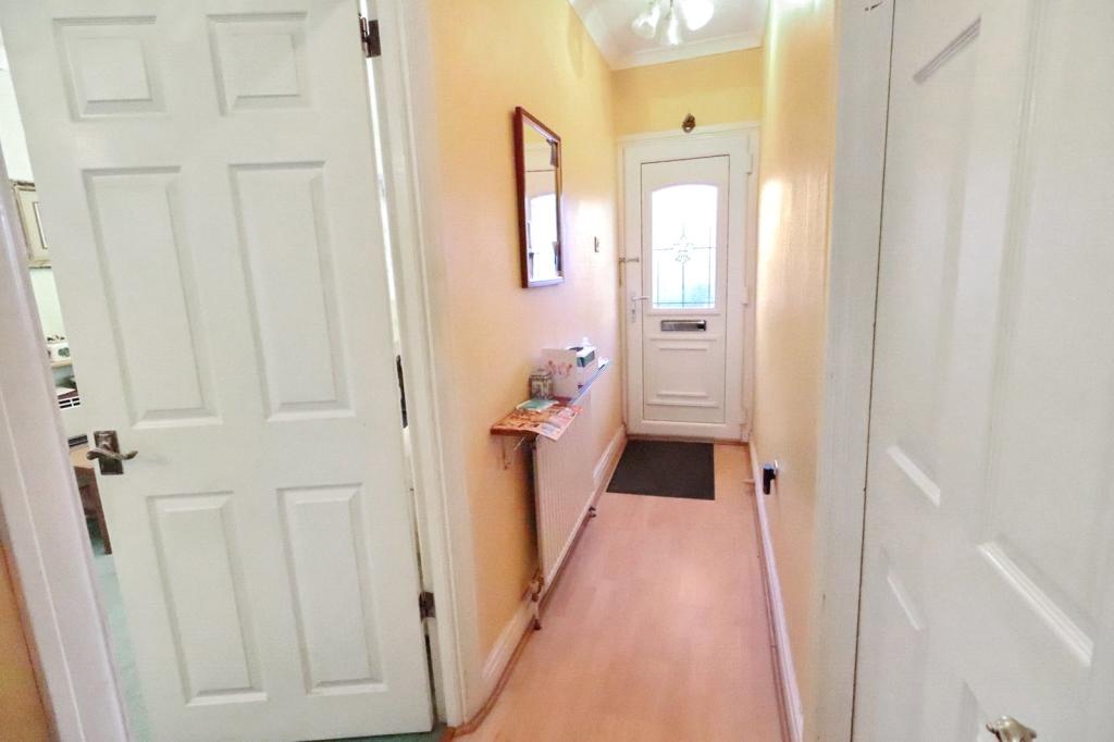 2 bedroom bungalow for sale in King Harolds Way, Bexleyheath, DA7