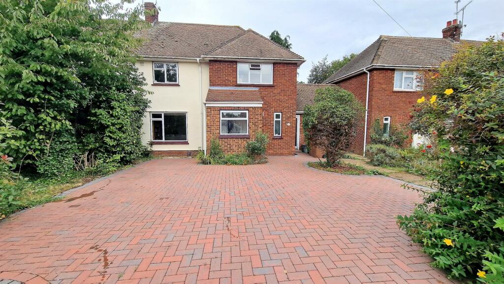 3 bedroom semi-detached house for sale in Westbourne Grove, Chelmsford, CM2