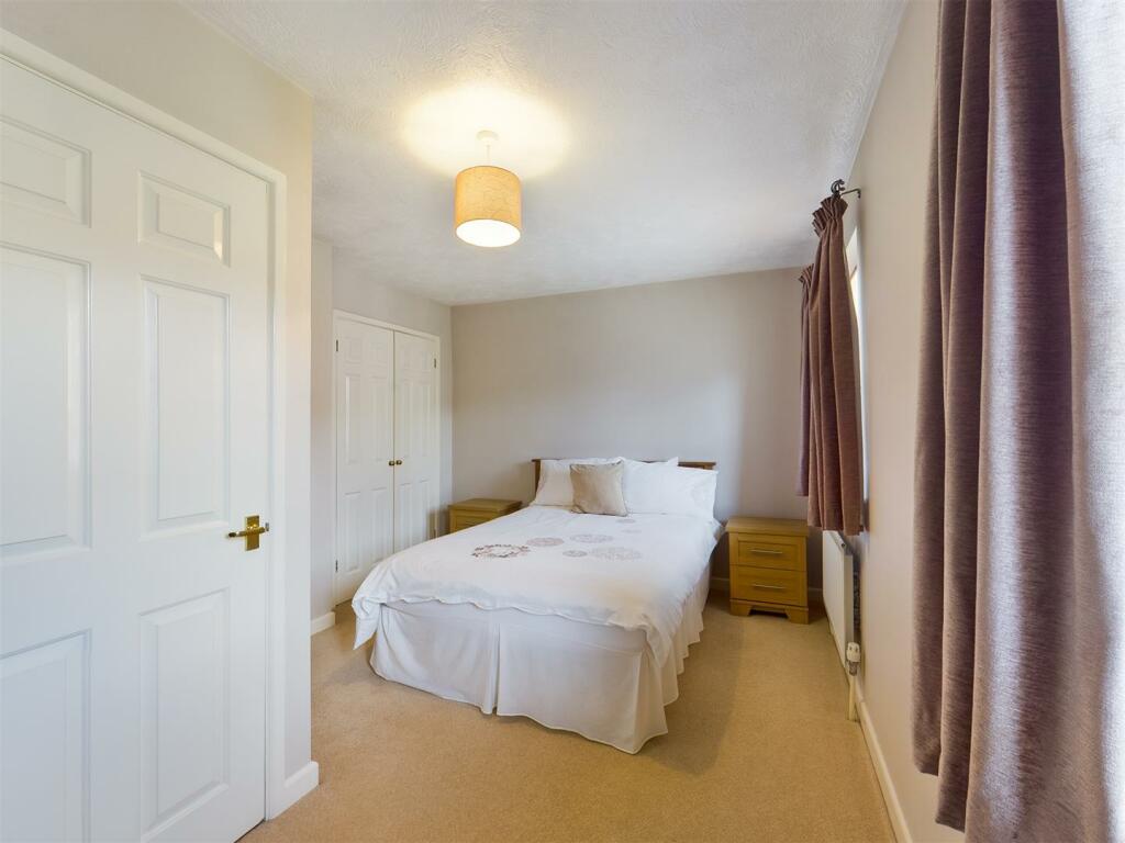 2 bedroom semidetached house for sale in Boleyn Close, Maidenbower, RH10