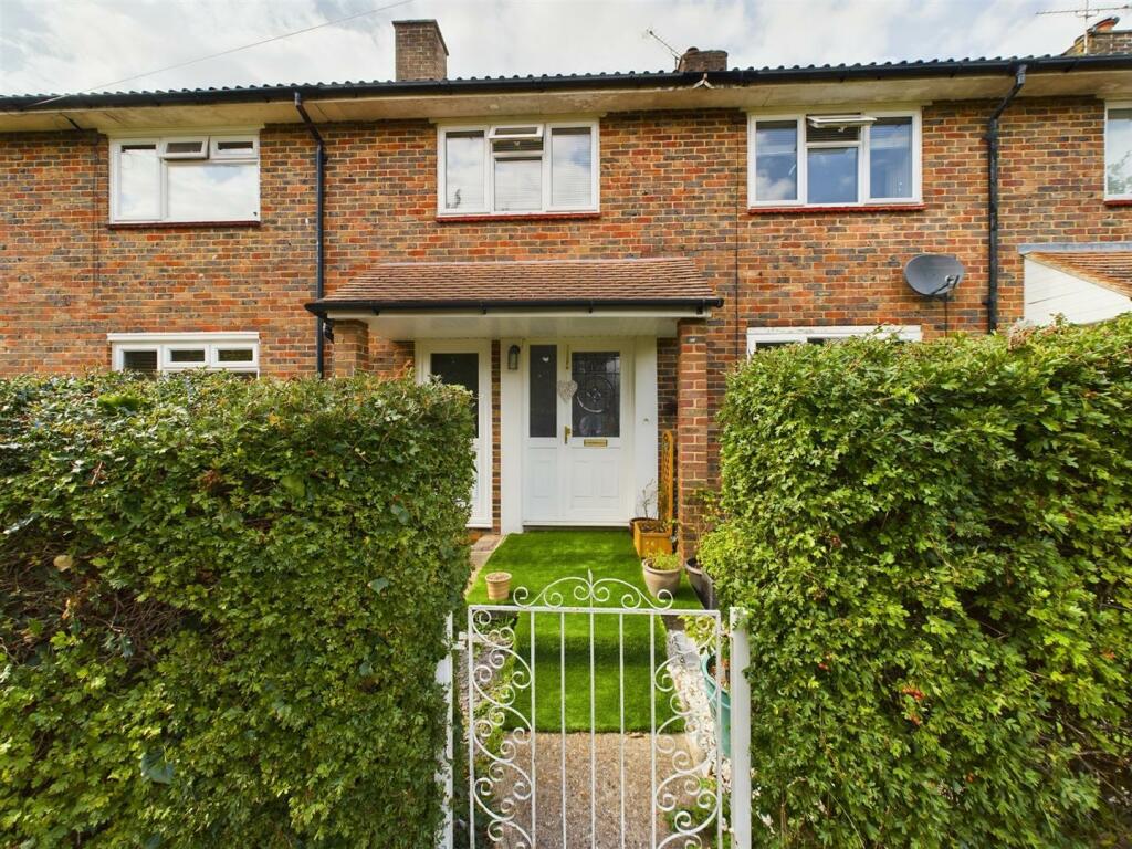 3 bedroom terraced house for sale in Banks Road, Pound Hill, RH10