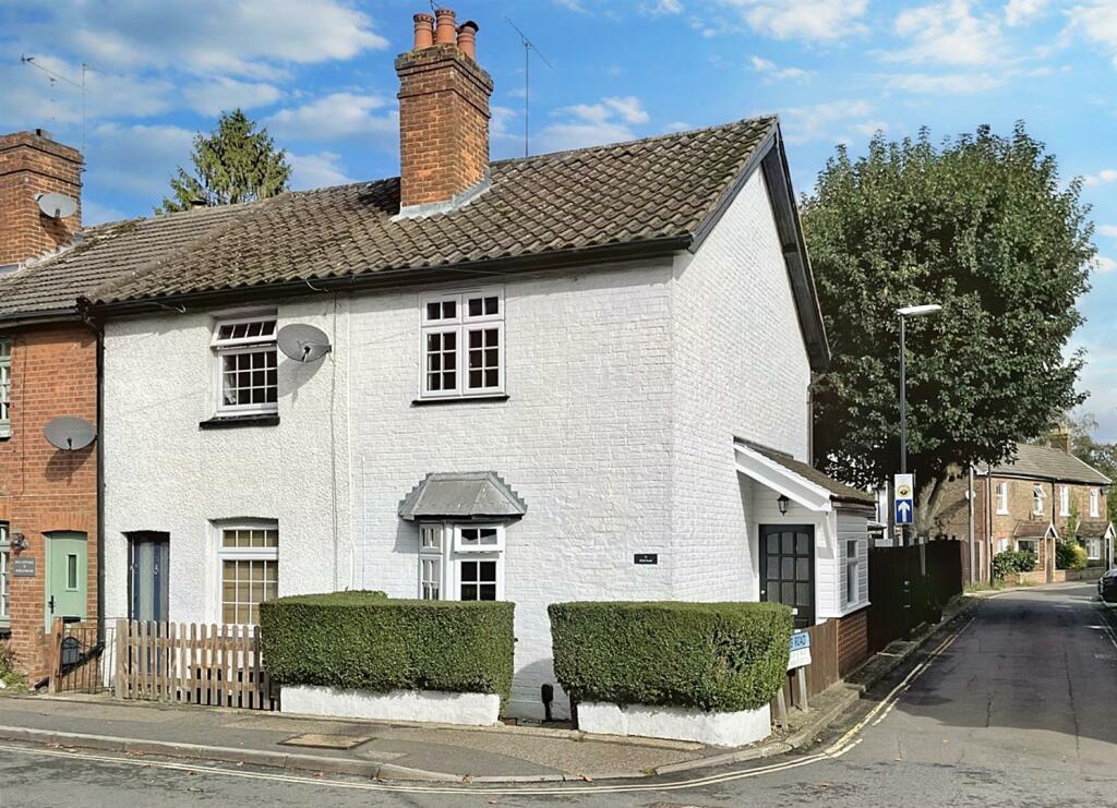 3 bedroom end of terrace house for sale in Ifield Road, West Green, RH11