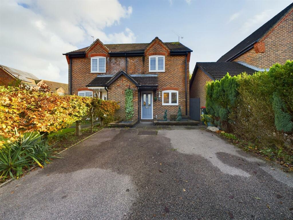 2 bedroom semidetached house for sale in Parnell Close, Maidenbower, RH10