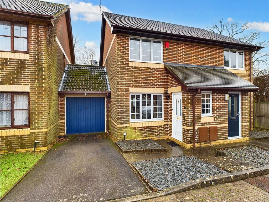 2 bedroom semidetached house for sale in Redgrave Drive, Maidenbower, RH10