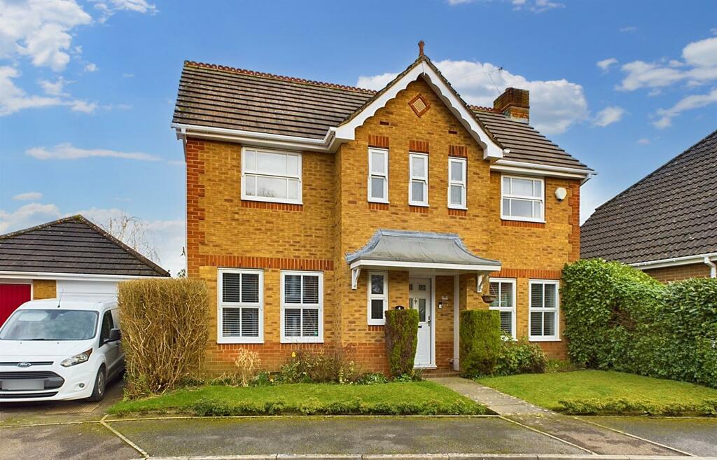3 bedroom detached house for sale in Henley Close, Maidenbower, RH10