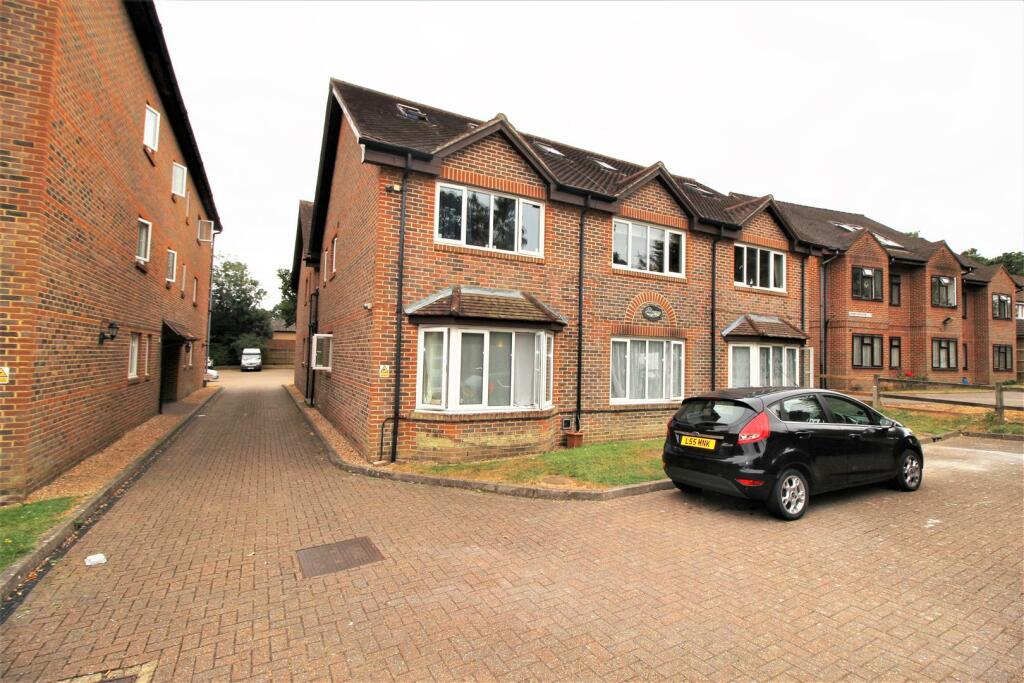 Studio flat for rent in Perryfield Road, Crawley, RH11