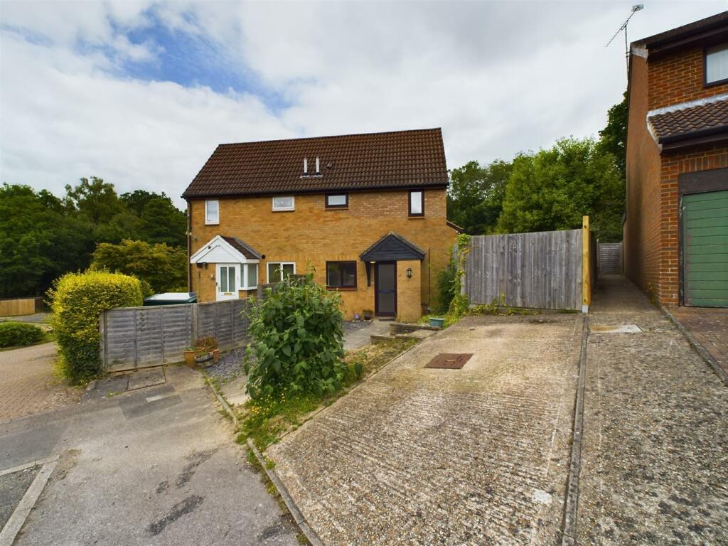 1 bedroom house for sale in Chevening Close, Tollgate Hill, RH11