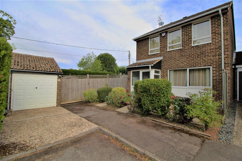 3 bedroom detached house for sale in Felbridge Avenue, Pound Hill, RH10