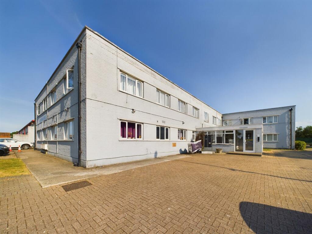 2 bedroom flat for sale in Bowthorpe House, Manor Royal, RH10