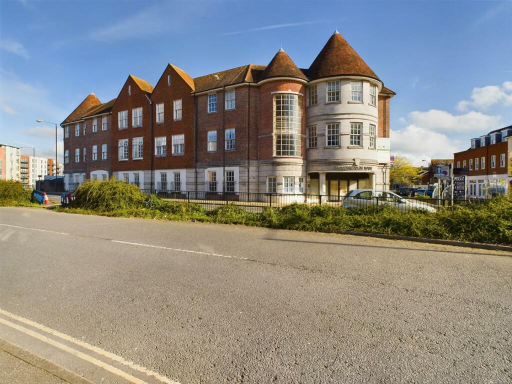 1 bedroom flat for rent in Gainsborough House, Crawley, RH10