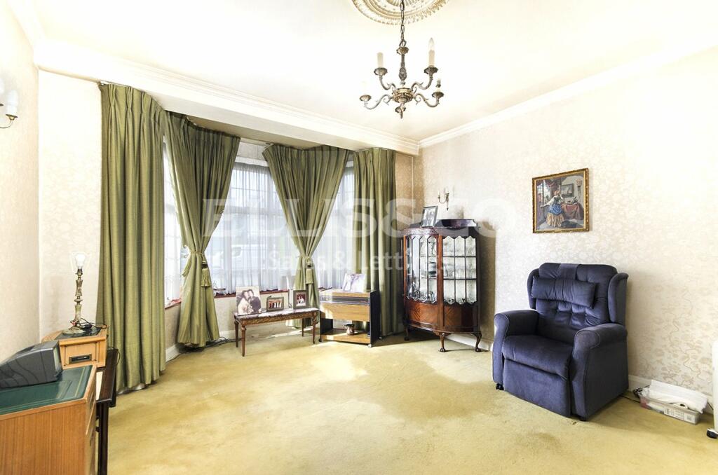 4 bedroom semidetached house for sale in Golders Green Road, Golders