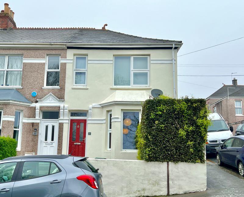3 bedroom end of terrace house for sale in South View Terrace, St Judes, Plymouth. A lovely 3 bedroomed terraced family home over looking Tothill Park, PL4