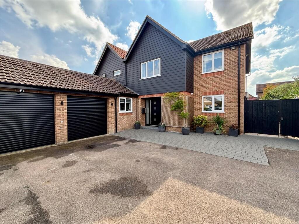 5 bedroom detached house