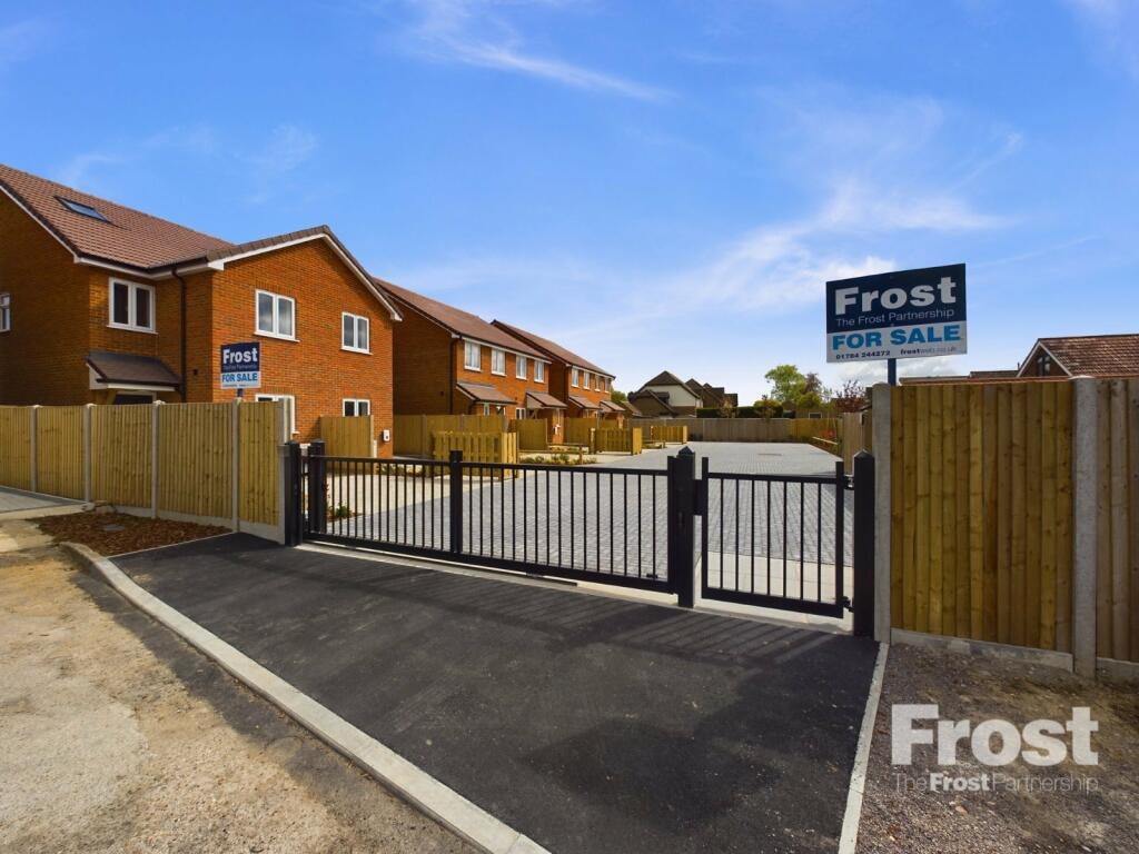2 bedroom semidetached house for sale in Newhaven Crescent, Ashford