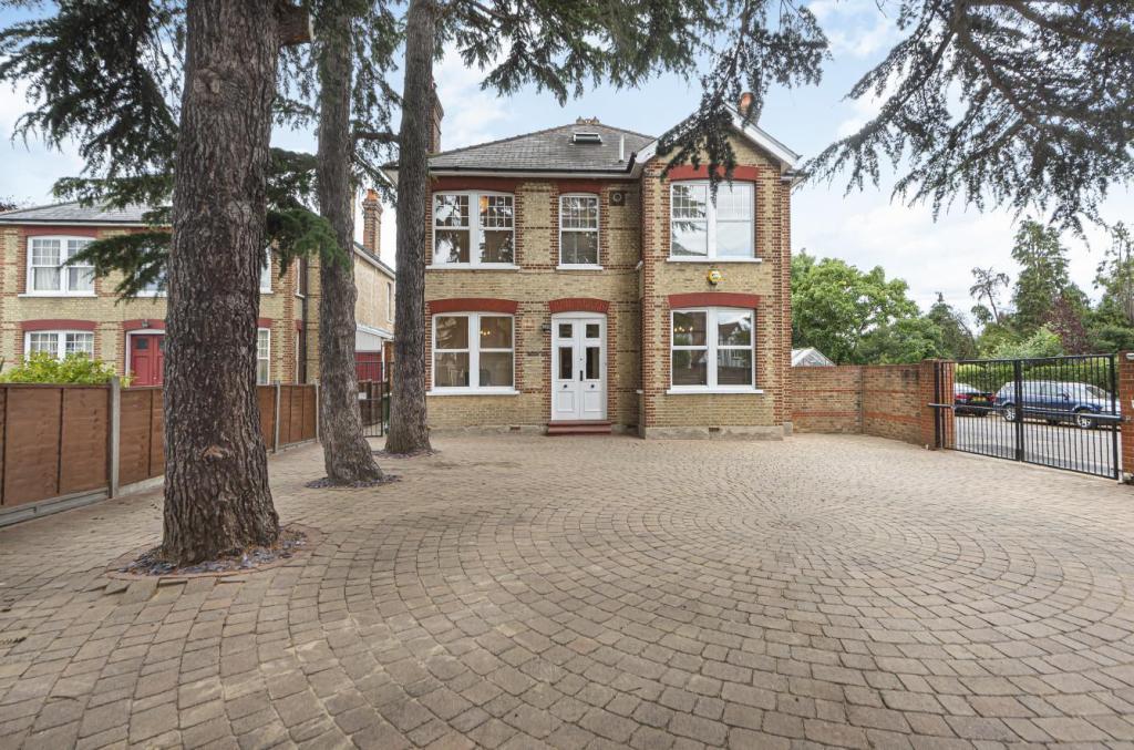 5 bedroom detached house for sale in Fordbridge Road, Ashford, TW15