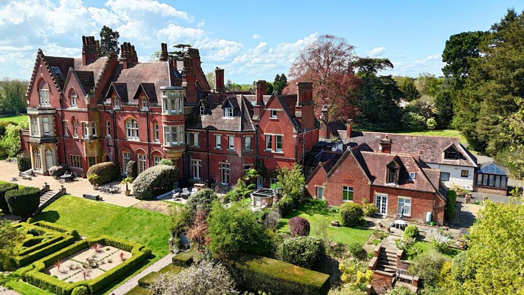 Main image of property: Hitcham Lane, Burnham, Buckinghamshire, SL1