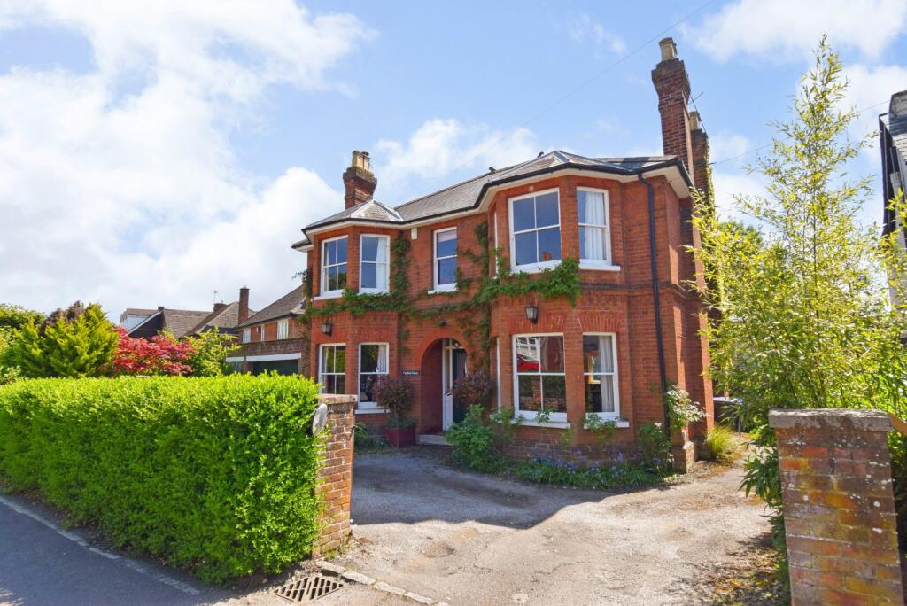 Main image of property: Lincoln Hatch Lane, Burnham, Buckinghamshire, SL1