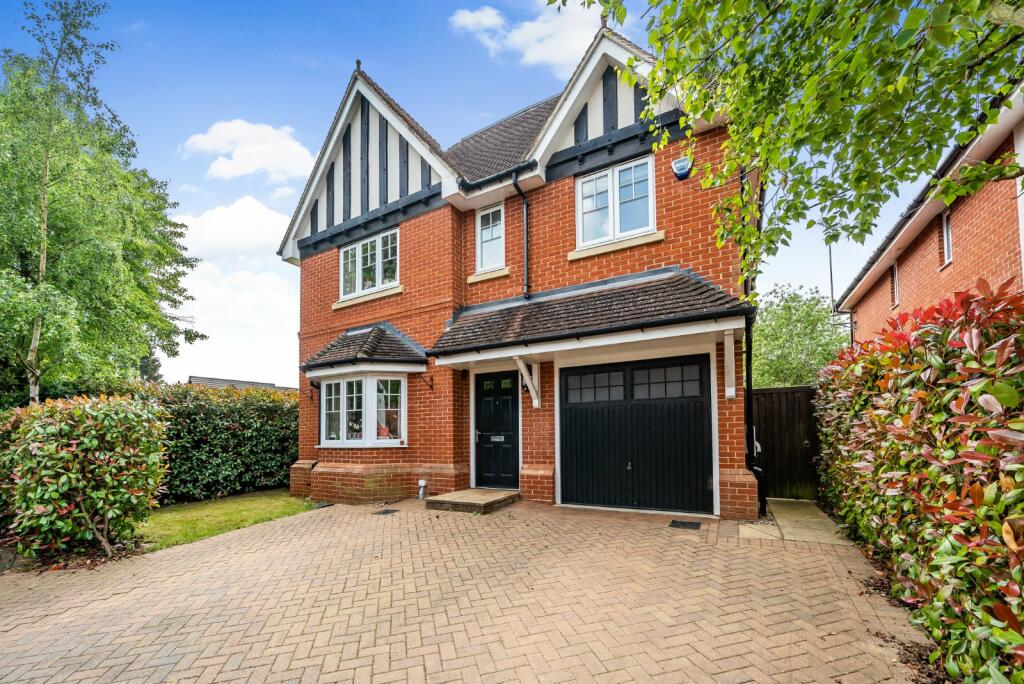 6 bedroom detached house for sale in Lambourne Close, Burnham, SL1
