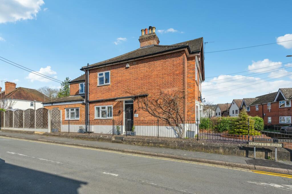 3 bedroom semidetached house for sale in Station Road, Loudwater, High
