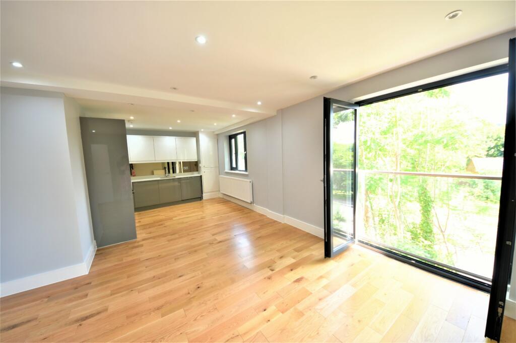 2 bedroom apartment for rent in Treadaway Hill, Loudwater, High