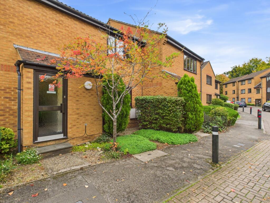 Main image of property: Knaves Hollow, Wooburn Moor, High Wycombe, Buckinghamshire, HP10