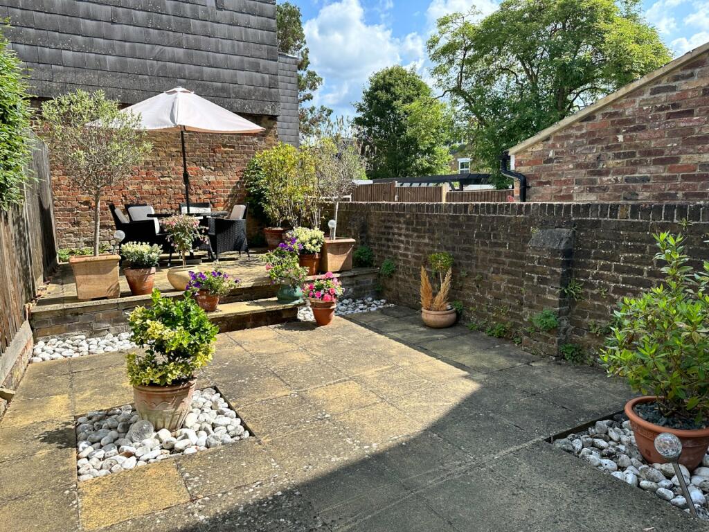 3 bedroom end of terrace house for sale in Bolton Road, Windsor