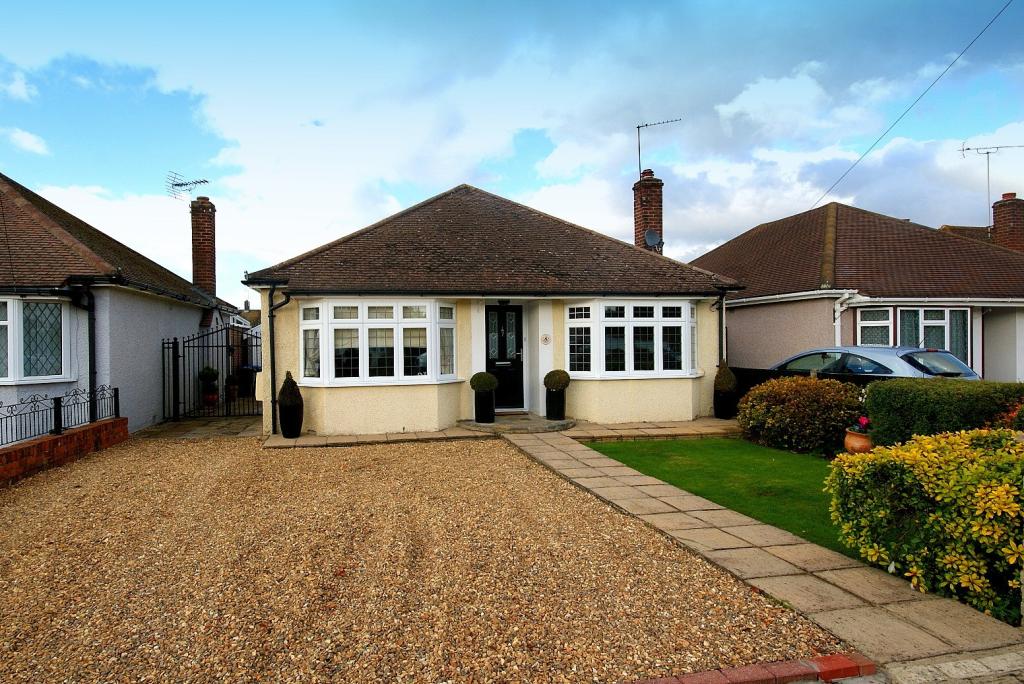 2 bedroom detached bungalow for sale in St Andrews Crescent, Windsor, SL4
