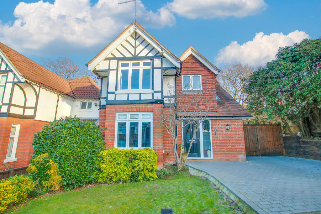 4 bedroom detached house for sale in Bitterne Park! Lots Of Parking