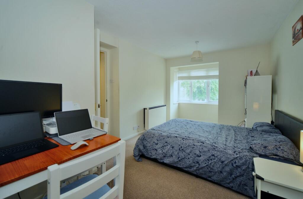 Studio flat for sale in Cotswold Way, Worcester Park, Surrey, KT4