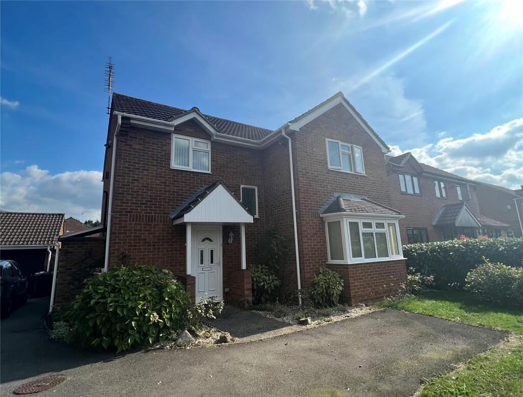 4 bedroom detached house for rent in Churchdown Lane, Hucclecote, Gloucester, GL3