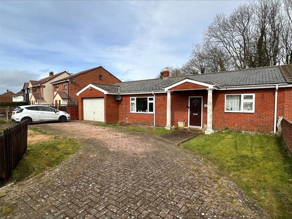 3 bedroom bungalow for sale in Ermin Park, Brockworth, Gloucester, GL3
